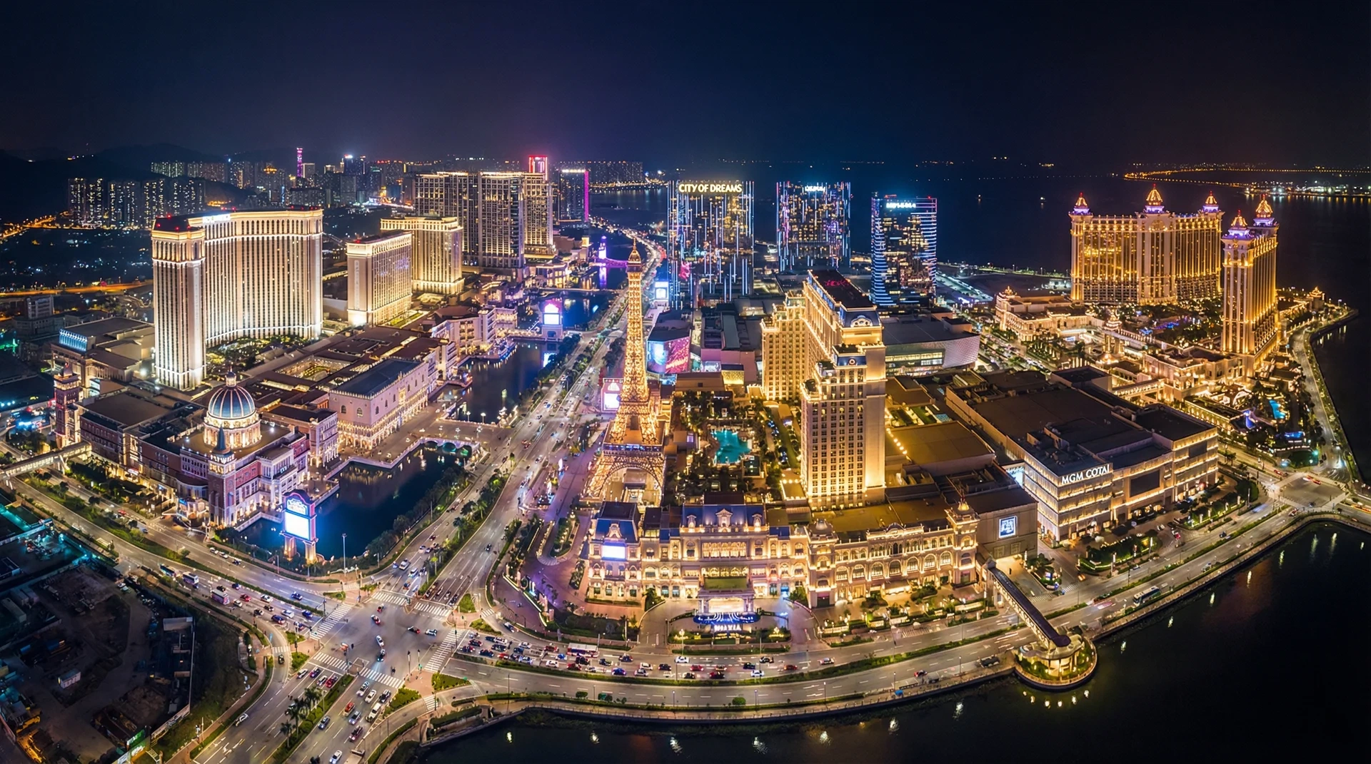澳门路氹金光大道赌场群夜间航拍全景